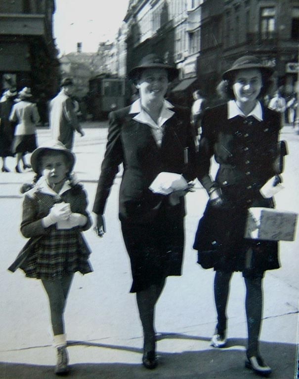 Vera Neufeld con la sorella Lea e la madre Albina Spiller